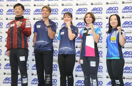 　（左から）コンサドーレの阿部晋也、ＳＣ軽井沢クラブの山口剛史、ＳＣ軽井沢クラブの上野美優、フォルティウスの吉村紗也香、ロコ・ソラーレの藤沢五月（撮影・吉澤敬太）