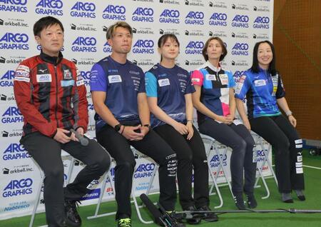 　会見する（左から）コンサドーレの阿部晋也、ＳＣ軽井沢クラブの山口剛史、ＳＣ軽井沢クラブの上野美優、フォルティウスの吉村紗也香、ロコ・ソラーレの藤沢五月（撮影・吉澤敬太）