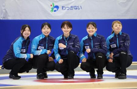 　練習を終え、笑顔を見せるＳＣ軽井沢クラブの（左から）金井亜翠香、三浦由唯菜、上野結生、上野美優、西室淳子（撮影・吉澤敬太）