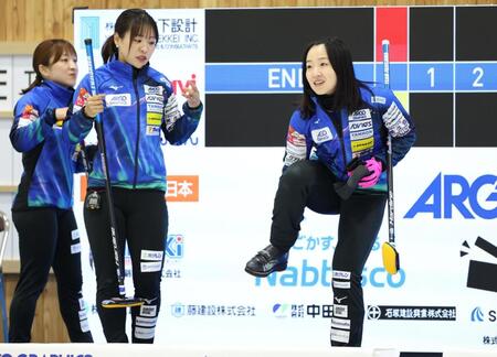 　練習する藤沢五月（右）らロコ・ソラーレ（撮影・吉澤敬太）