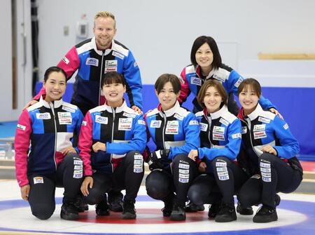 　練習を終え笑顔を見せるフォルティウス。（前列左から）近江谷杏菜、小谷優奈、小野寺佳歩、吉村紗也香、小林未奈、（後列同）ニクラス・エディンコーチ、船山弓枝コーチ（撮影・吉澤敬太）