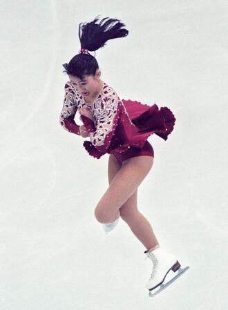 　１９９２年２月、アルベールビル五輪でトリプルアクセルを決めて銀メダルを獲得した伊藤みどりさん（提供・共同通信社）