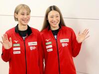 　羽田空港で取材に応じた石川真佑（右）、和田由紀子