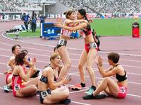 　日本選手権の決勝後に田中佑美（中央右）と抱き合う中島＝７月６日