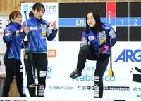 　練習する藤沢五月（右）らロコ・ソラーレ（撮影・吉澤敬太）