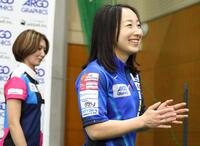 　会見を終え笑顔で引き揚げるロコ・ソラーレの藤沢五月（右）とフォルティウス・吉村紗也香（撮影・吉澤敬太）