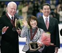 フィギュアスケートの世界殿堂入りの表彰式で笑顔を見せる伊藤みどりさん