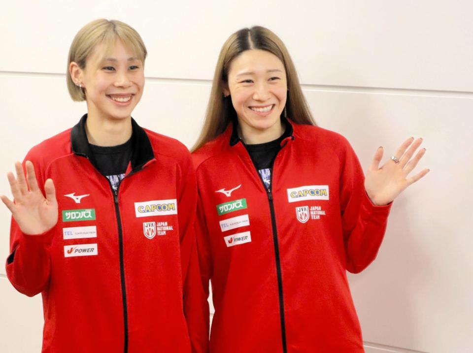 　羽田空港で取材に応じた石川真佑（右）、和田由紀子