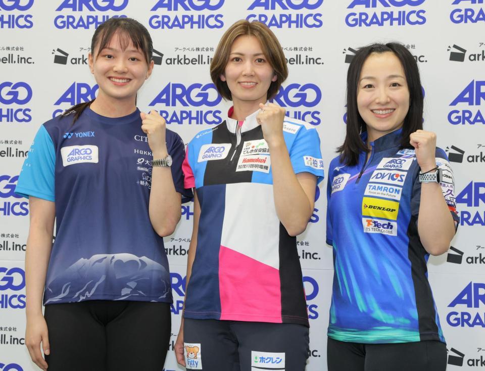 　笑顔を見せる（左から）ＳＣ軽井沢クラブの上野美優、フォルティウスの吉村紗也香、ロコ・ソラーレの藤沢五月（撮影・吉澤敬太）