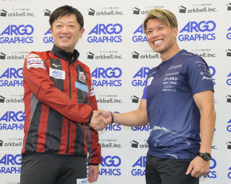 　握手するコンサドーレの阿部晋也（左）とＳＣ軽井沢クラブの山口剛史（撮影・吉澤敬太）