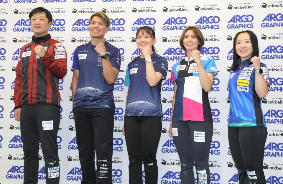 　（左から）コンサドーレの阿部晋也、ＳＣ軽井沢クラブの山口剛史、ＳＣ軽井沢クラブの上野美優、フォルティウスの吉村紗也香、ロコ・ソラーレの藤沢五月（撮影・吉澤敬太）