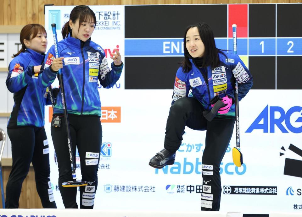 　練習する藤沢五月（右）らロコ・ソラーレ（撮影・吉澤敬太）