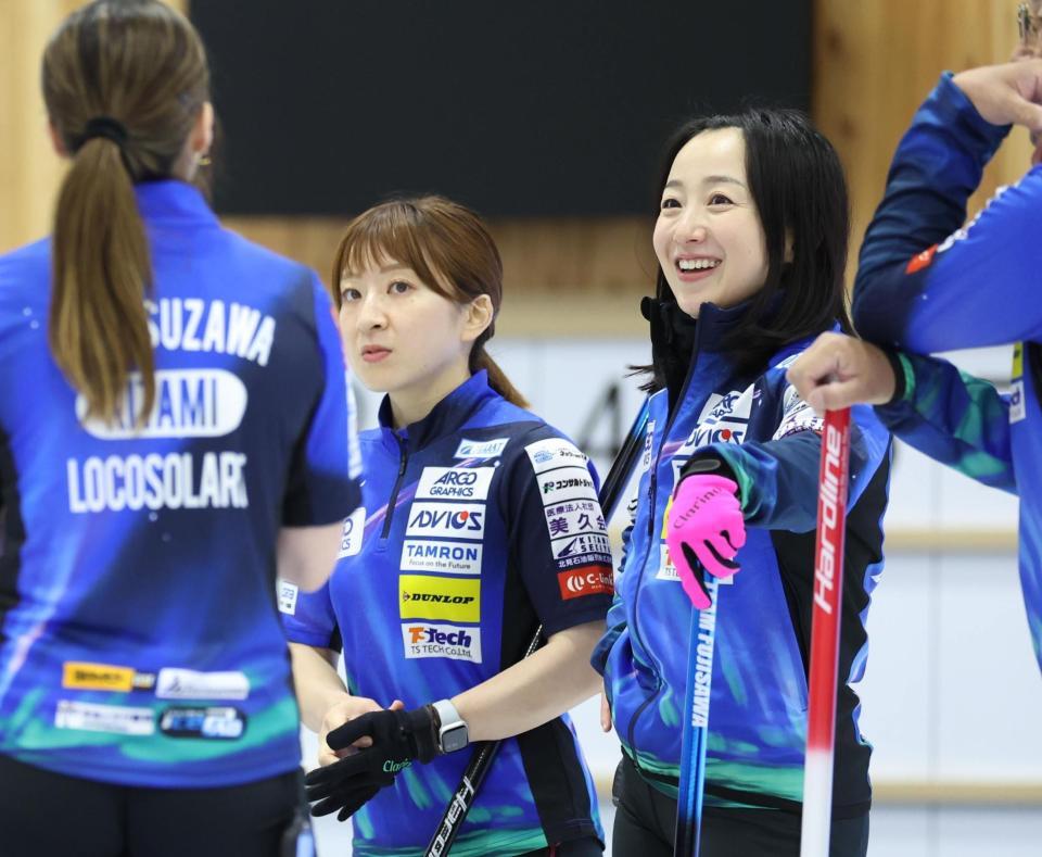 　練習を終え、笑顔を見せるロコ・ソラーレの藤沢五月（中央）＝撮影・吉澤敬太