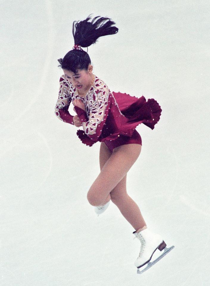 　１９９２年２月、アルベールビル五輪でトリプルアクセルを決めて銀メダルを獲得した伊藤みどりさん（提供・共同通信社）