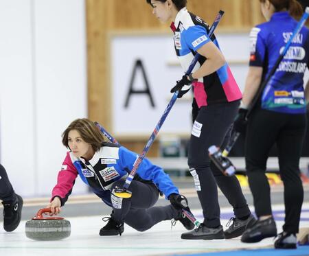 　ロコ・ソラーレ戦で、ストーンを投じるフォルティウス・吉村紗也香（撮影・吉澤敬太）