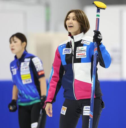 　ロコ・ソラーレ戦で、笑顔を見せるフォルティウス・吉村紗也香（右）＝撮影・吉澤敬太