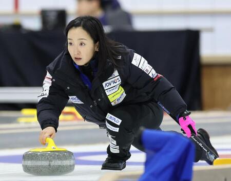 　フォルティウス戦でストーンを投じるロコ・ソラーレの藤沢五月（撮影・吉澤敬太）