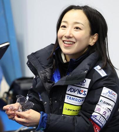 　フォルティウス戦のもぐもぐタイムでチョコを取りだし笑顔を見せるロコ・ソラーレの藤沢五月（撮影・吉澤敬太）