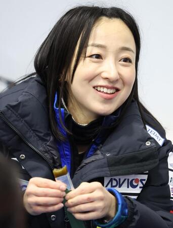 　フォルティウス戦のもぐもぐタイムで、羊羹を食べるロコ・ソラーレの藤沢五月（撮影・吉澤敬太）