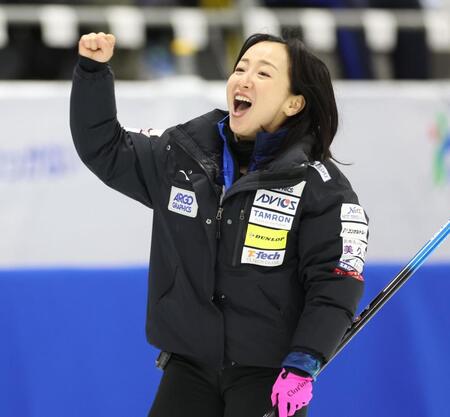 　フォルティウス戦、最後の一投で勝利を決め、ほえるロコ・ソラーレの藤沢五月（撮影・吉澤敬太）