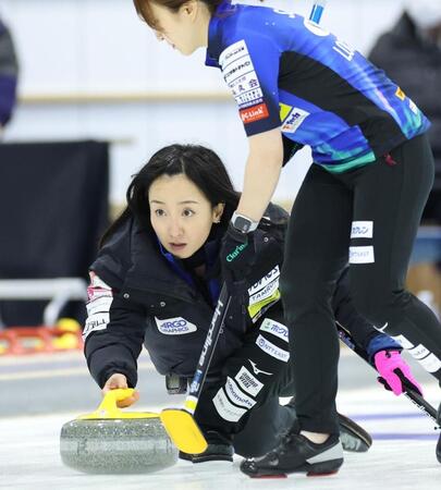 　延長１１エンド、試合を決める最終投を投じるロコ・ソラーレの藤沢五月（撮影・吉澤敬太）