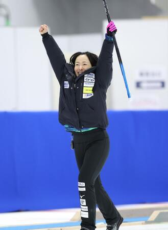 　フォルティウス戦、最後の一投で勝利を決め、大喜びのロコ・ソラーレの藤沢五月（撮影・吉澤敬太）