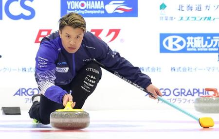 　ストーンを投じるＳＣ軽井沢クラブ・山口剛史（撮影・吉澤敬太）