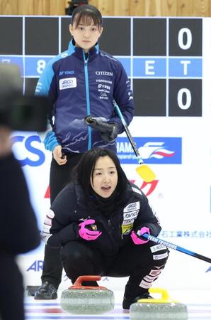 　ＳＣ軽井沢クラブ・上野美優（奥）の前で指示を出すロコ・ソラーレの藤沢五月（撮影・吉澤敬太）