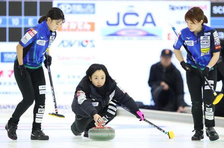 　ＳＣ軽井沢クラブ戦、ストーンを投じるロコ・ソラーレの藤沢五月（中央）＝撮影・吉澤敬太
