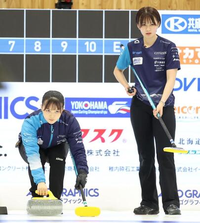 　ロコ・ソラーレ戦、ストーンを投じるＳＣ軽井沢クラブ・上野美優（左）と上野結生（撮影・吉澤敬太）