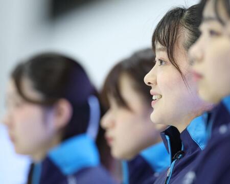 　ロコ・ソラーレの練習を見つめる上野美優（右から２人目）らＳＣ軽井沢クラブ（撮影・吉澤敬太）