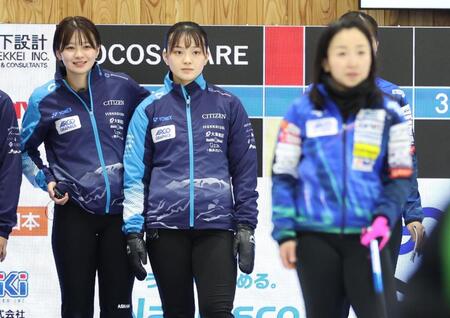 　ロコ・ソラーレの藤沢五月（手前）を見つめるＳＣ軽井沢クラブ・上野美優（中央）＆上野結生姉妹（撮影・吉澤敬太）