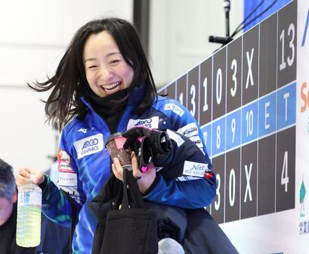 　ＳＣ軽井沢クラブに１３対４で勝ち、笑顔を見せるロコ・ソラーレの藤沢五月（撮影・吉澤敬太）