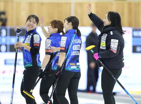 　ＳＣ軽井沢クラブに勝ち、観衆の拍手に笑顔で応えるロコ・ソラーレの（左から）吉田知那美、鈴木夕湖、吉田夕梨花、藤沢五月（撮影・吉澤敬太）