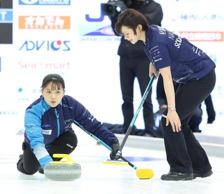 　ロコ・ソラーレ戦、ストーンを投じるＳＣ軽井沢クラブ・上野美優（左）と上野結生（撮影・吉澤敬太）