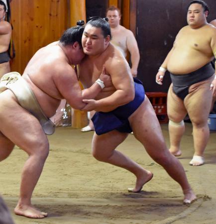 　ぶつかり稽古で明生に胸を出す豊昇龍（右）＝１１日、東京都台東区の立浪部屋
