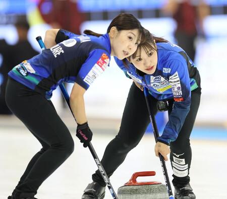 　ＳＣ軽井沢クラブ戦、懸命にスイープするロコ・ソラーレの吉田知那美（右）と吉田夕梨花（撮影・吉澤敬太）