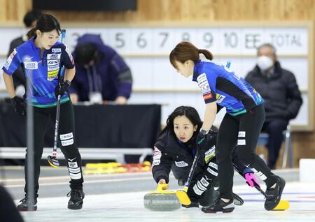 　延長１１エンド、試合を決める最終投を投じるロコ・ソラーレの藤沢五月（中央）。左は吉田夕梨花。右は鈴木夕湖（撮影・吉澤敬太）