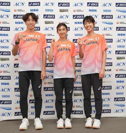 　ガッツポーズして笑顔を見せる（左から）三浦龍司、田中希実、広中璃梨佳