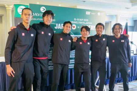 　男子テニスの国別対抗戦デビス杯の記者会見後、撮影に応じる西岡良仁（右から３人目）ら日本代表＝１１日、東京都港区