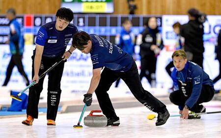 　コンサドーレとの第２戦でプレーするＳＣ軽井沢クの小泉（中央）ら