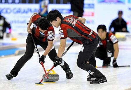 　ＳＣ軽井沢クとの第２戦でスイープするコンサドーレの大内（右）と佐藤