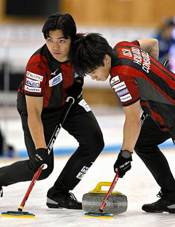 　ＳＣ軽井沢クとの第２戦でスイープするコンサドーレの大内（右）と佐藤