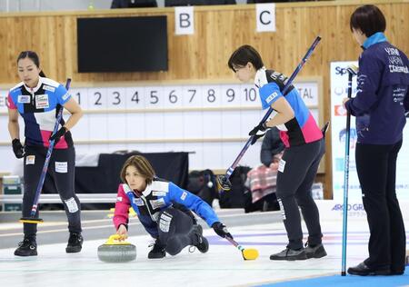 　ＳＣ軽井沢クラブ戦、ストーンを投じるフォルティウス・吉村紗也香（中央）＝撮影・吉澤敬太