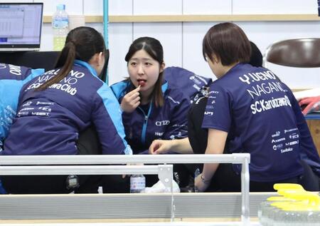 　もぐもつタイムにブドウを食べるＳＣ軽井沢クラブ（撮影・吉澤敬太）