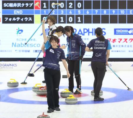 　フォルティウス戦、６エンドに２点を奪取し、喜ぶＳＣ軽井沢クラブ・上野結生（中央）＝撮影・吉澤敬太