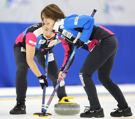 　ＳＣ軽井沢クラブ戦、小野寺佳歩が負傷したため、自分で投げたストーンを自らスイープするフォルティウス・吉村紗也香（右）＝撮影・吉澤敬太
