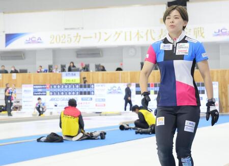 　負傷し、アイスを離れるフォルティウス・小野寺佳歩（撮影・吉澤敬太）