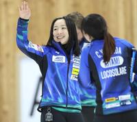 　吉田知那美（右）らと笑顔で練習するロコ・ソラーレの藤沢五月＝稚内市みどりスポーツパーク（撮影・吉澤敬太）