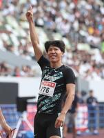 　男子４００メートル決勝でゴール後喜ぶ佐藤風雅。その後失格となったが、最終的に代表切符を手にした